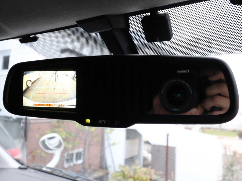 バックモニター内蔵自動防眩ミラー！