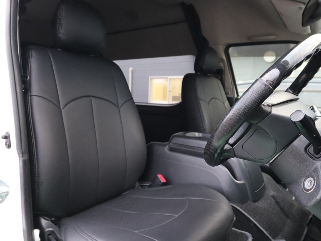 黒革調シートカバー付き