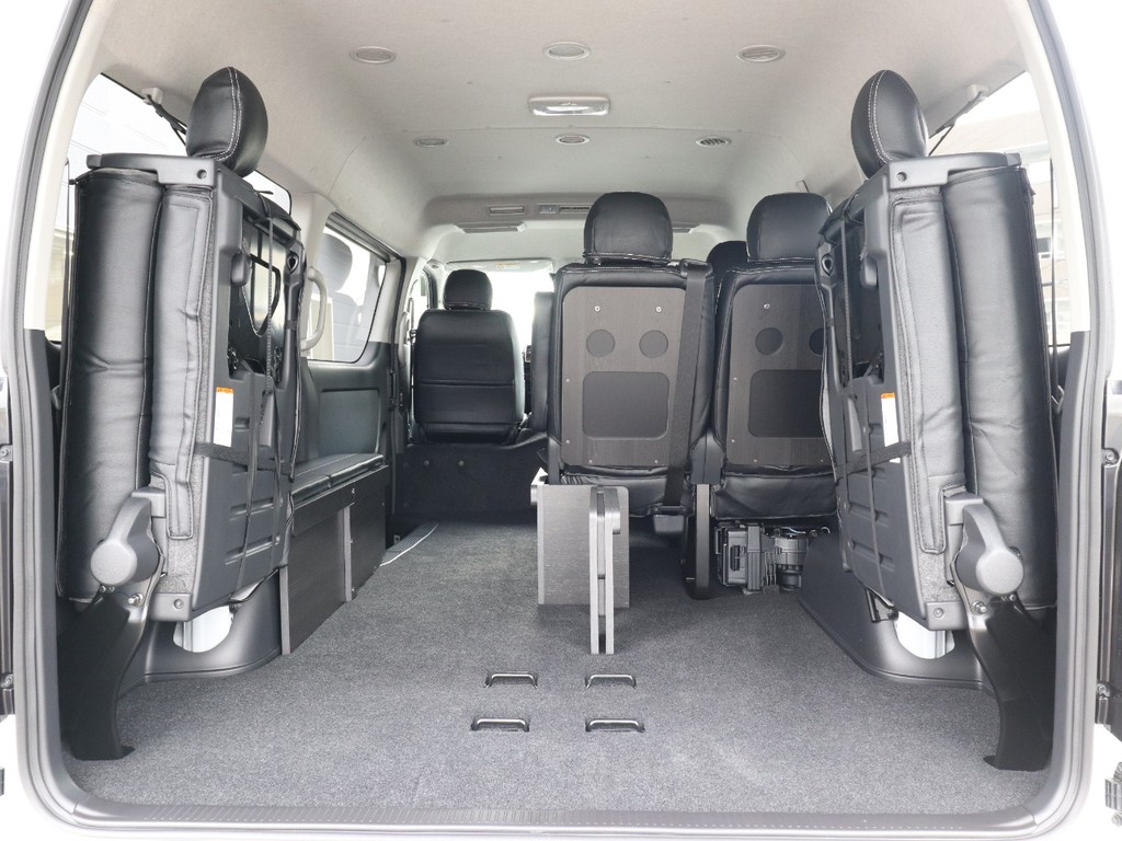 両側跳ね上げることで更にスペースの確保が可能です！