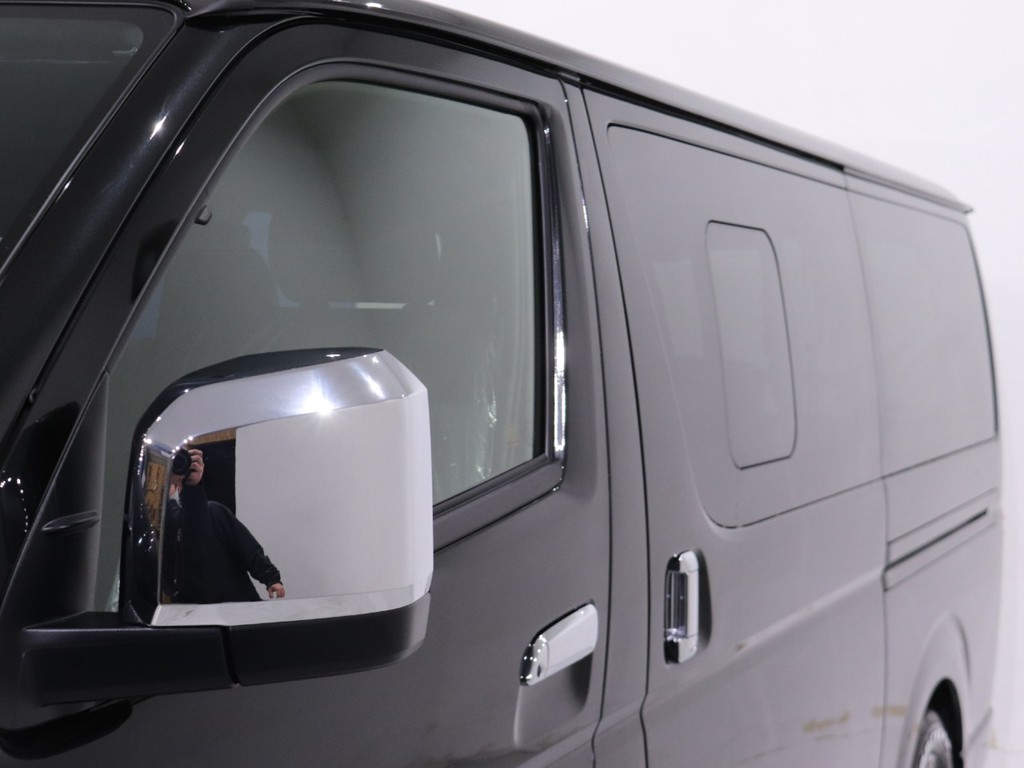 小窓付き車両車両となります。スクリーンドアなどのカスタムも可能です！