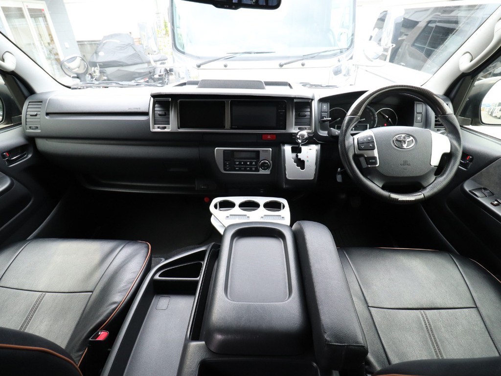 広々とした運転席周りです♪