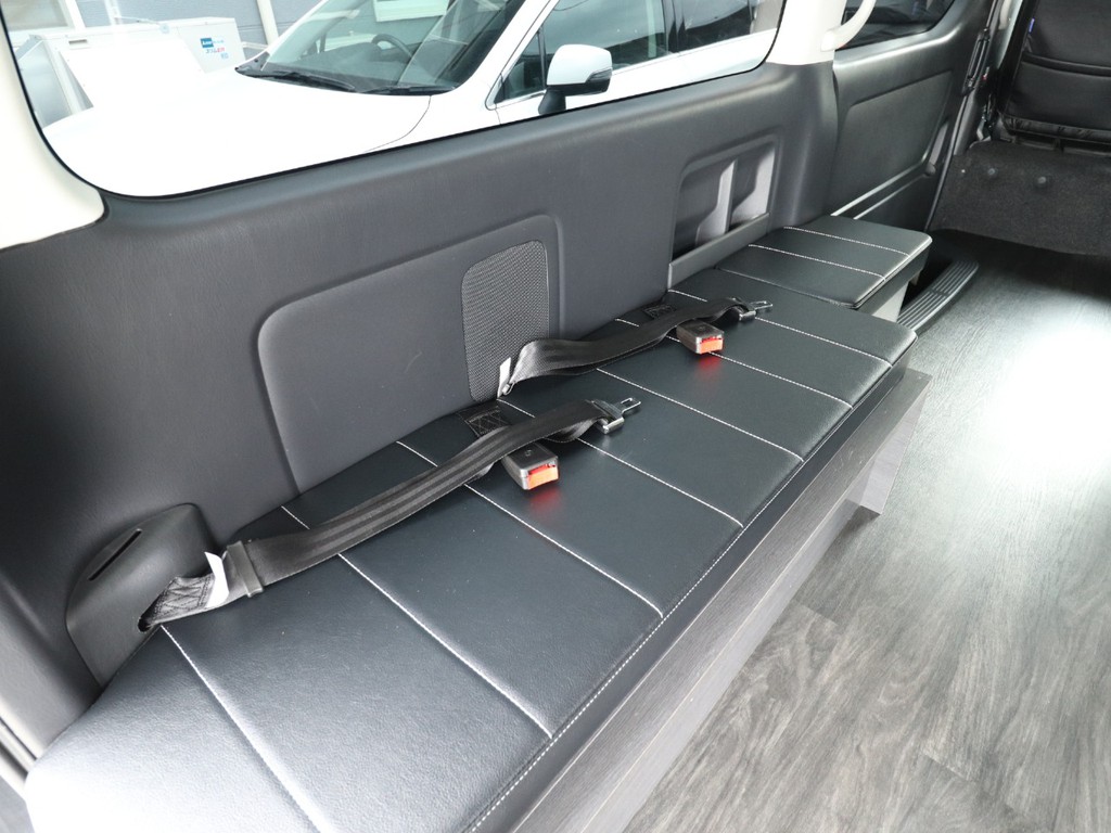 前向き6名横向き4名乗車！