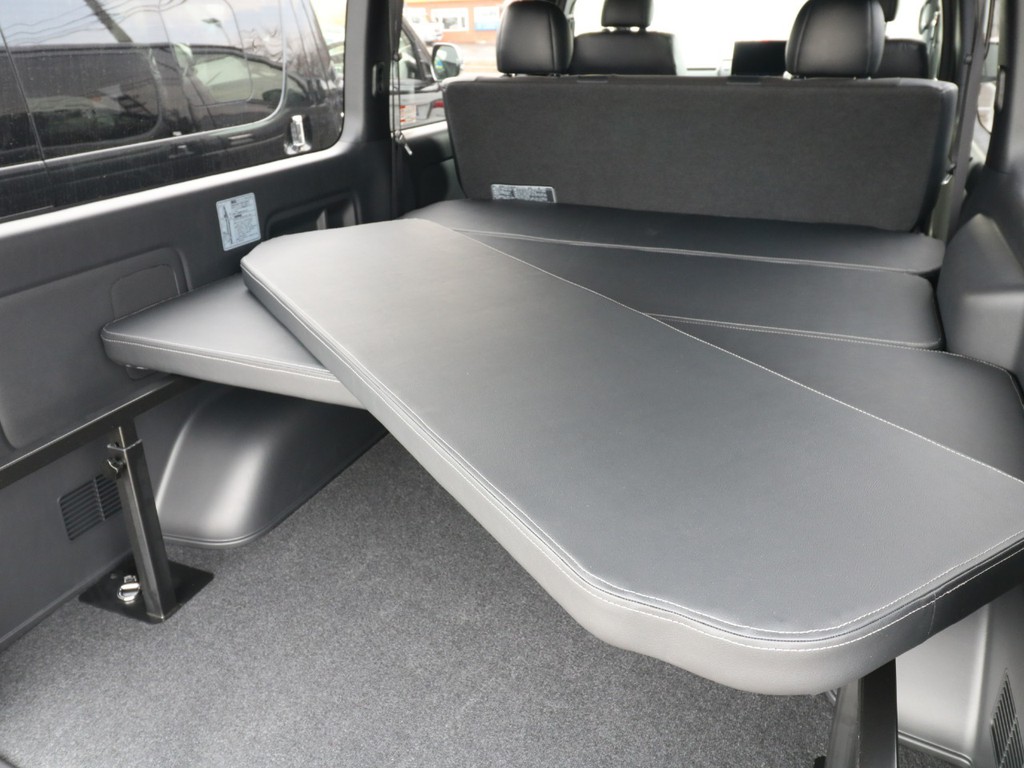 パネルの下は荷室としてご使用いただけます。