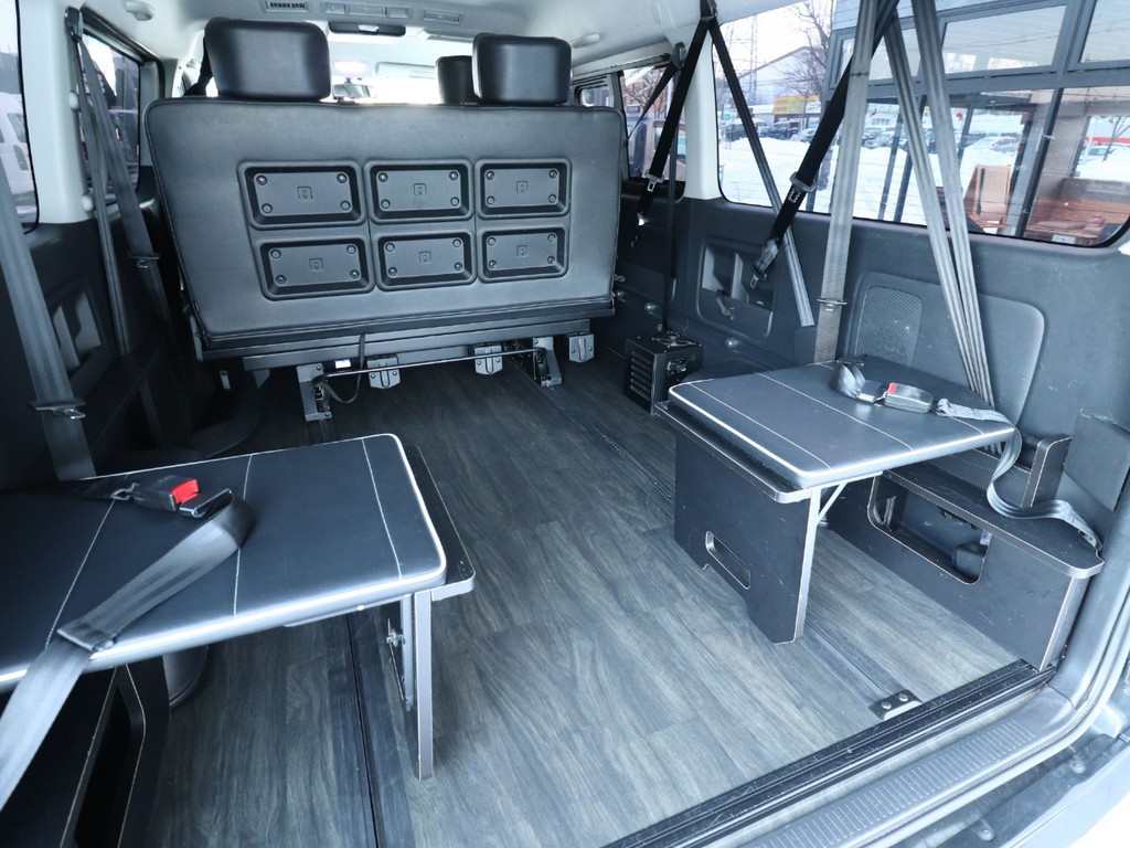 前向き8名横向き2名乗車！
