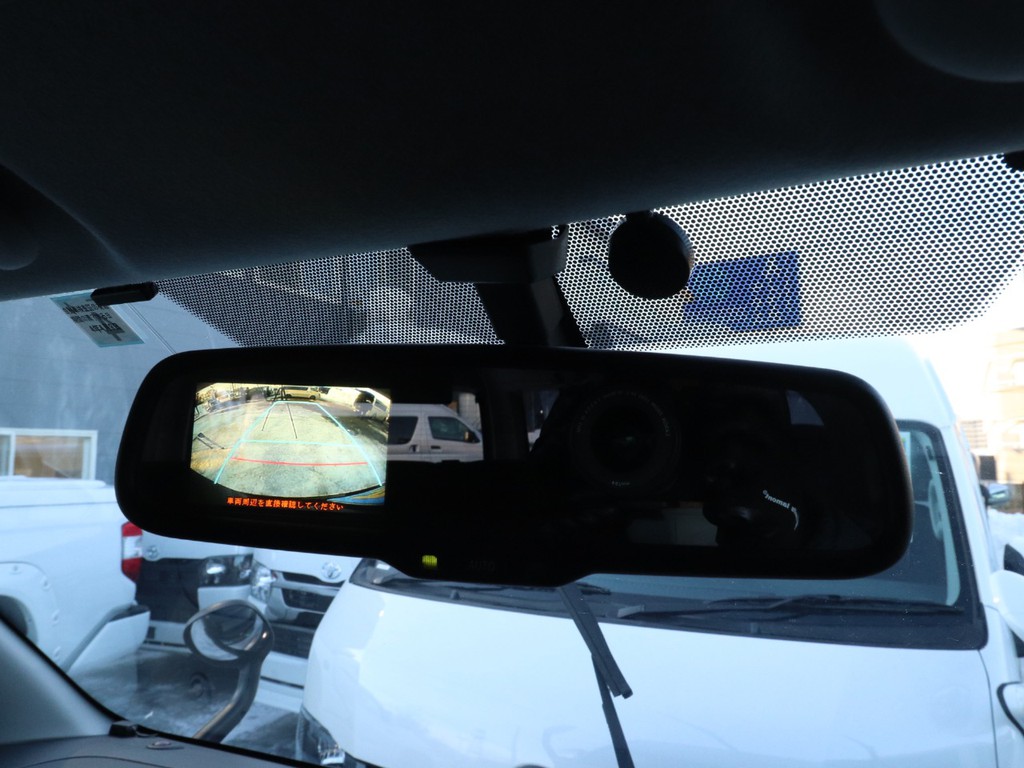 バックモニター付きで駐車も安心！(ナビ連動加工済み)