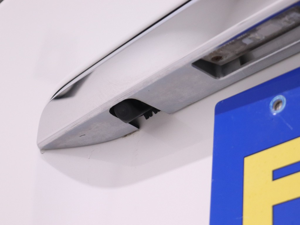 バックカメラもついております！