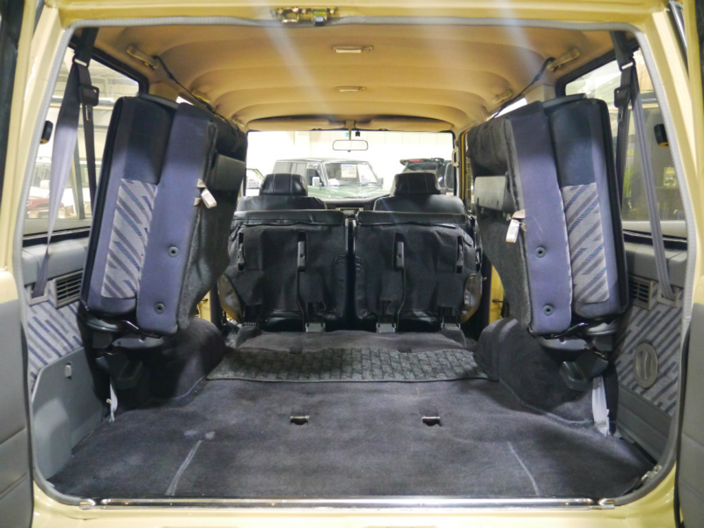 ２ｎｄシートを折り畳むと長い荷物も楽々積み込めます！キャンプなどへ出かける際には最適ですね！