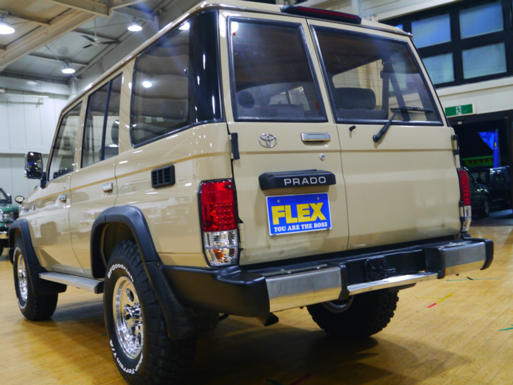 リアビューもスクエアーなボディーラインが際立ちますね！ぜひ実車をご覧下さい！