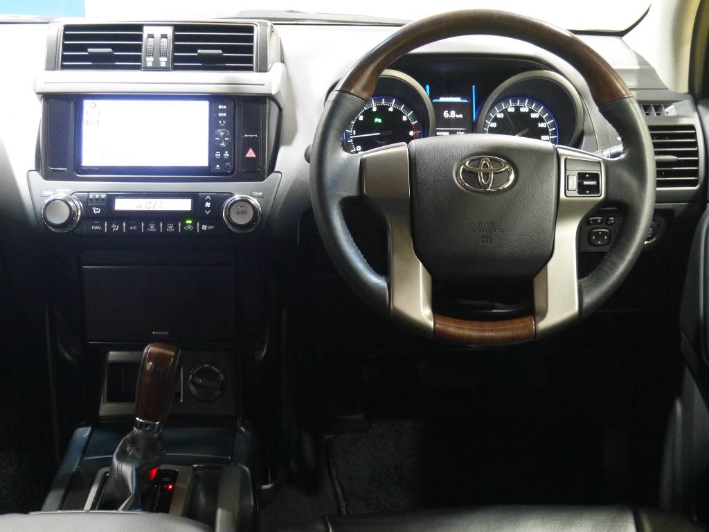 ウッドコンビステアリングが運転する楽しさを倍増してくれますよ！！