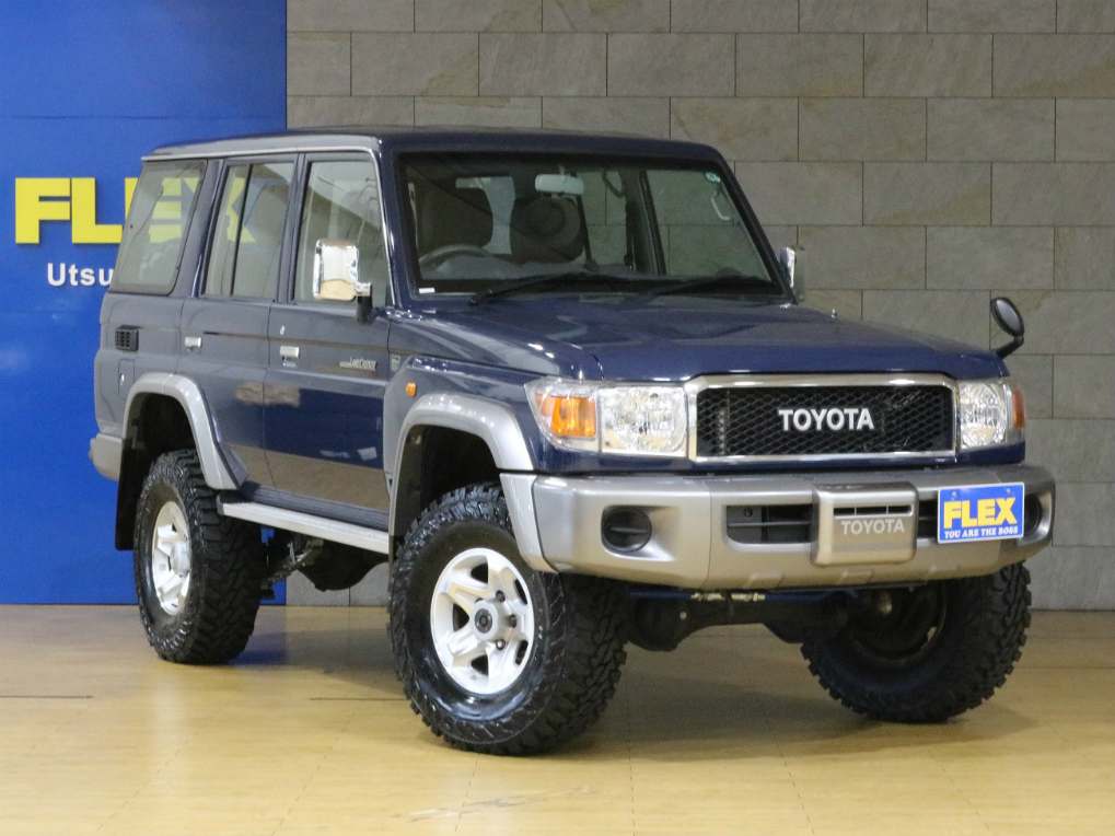 フロントグリルをＴＯＹＯＴＡロゴに変える事で雰囲気もグッと変わりますね！
