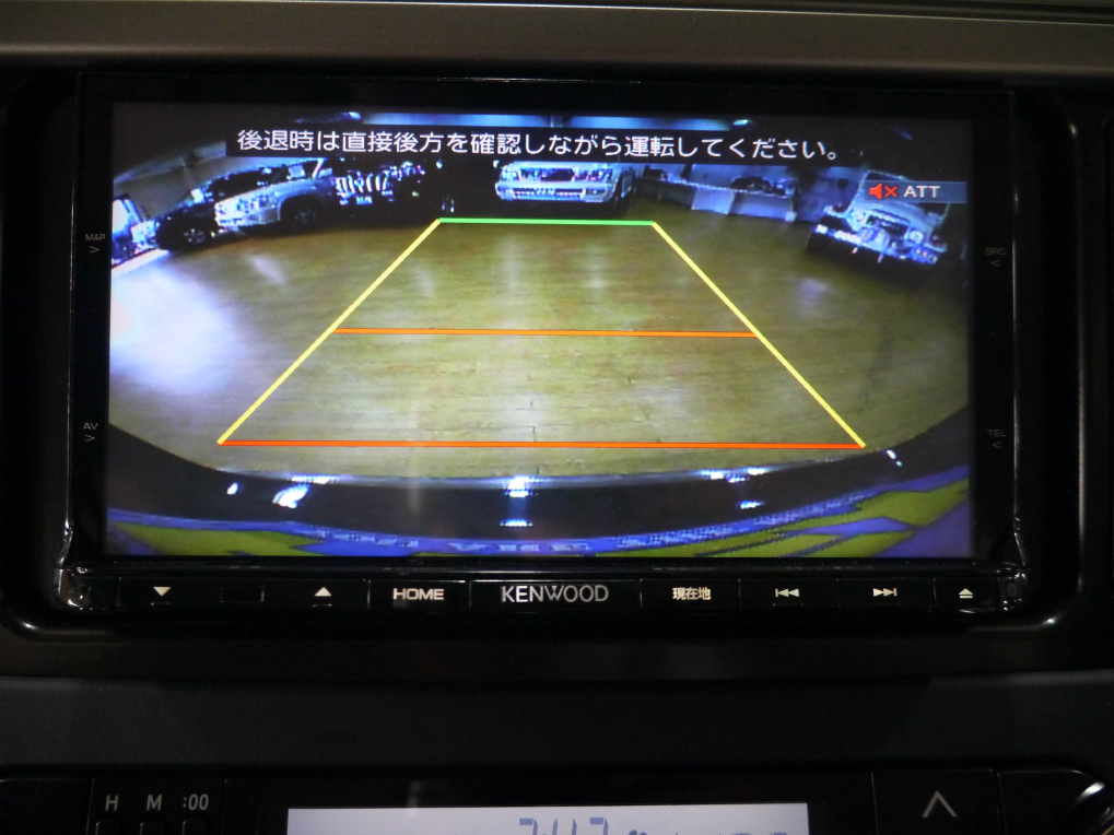 安心のバックカメラもすでに装備しております！車庫入れも簡単ですよ！