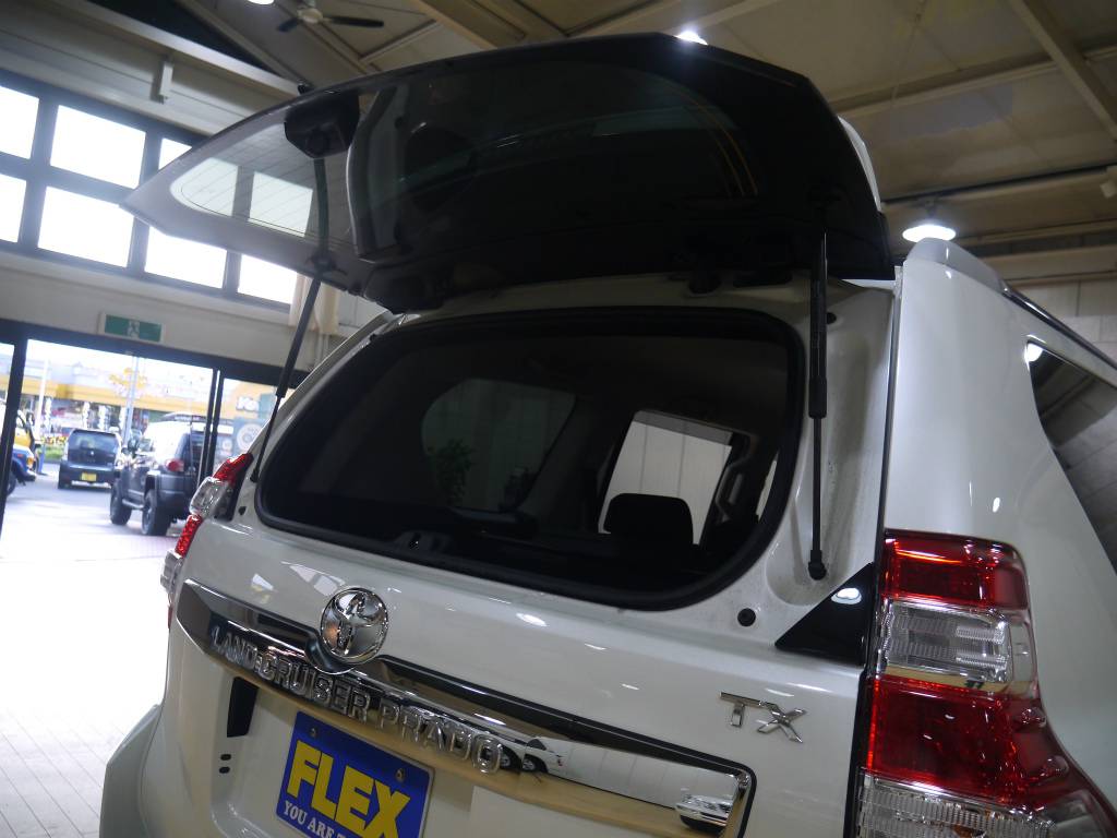 リアガラスの開閉も可能です！ちょっとした荷物を積み込むのにとっても便利ですね！
