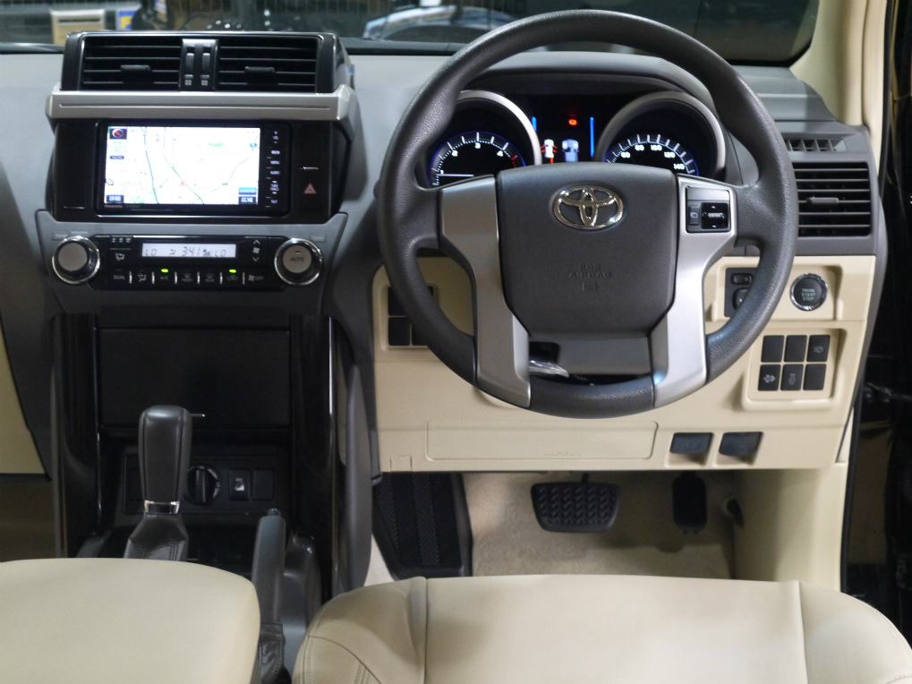 ステアリンは握りやすい太さで運転の楽しさが倍増致します！