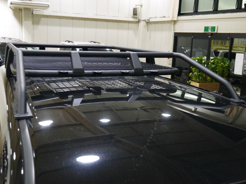 新品にてマーヴィン製ルーフラックを装備！ここに荷物を積めますよ！！