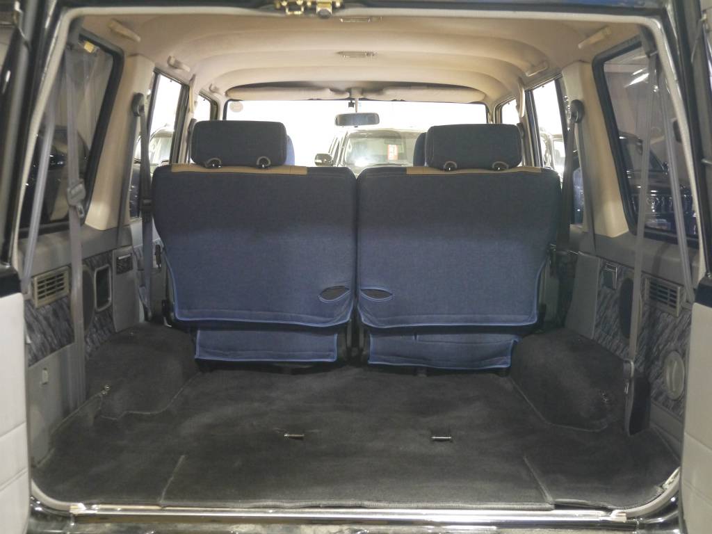 荷室はとっても広々しておりますので、たくさんの荷物を積み込んでお出かけ出来ます！