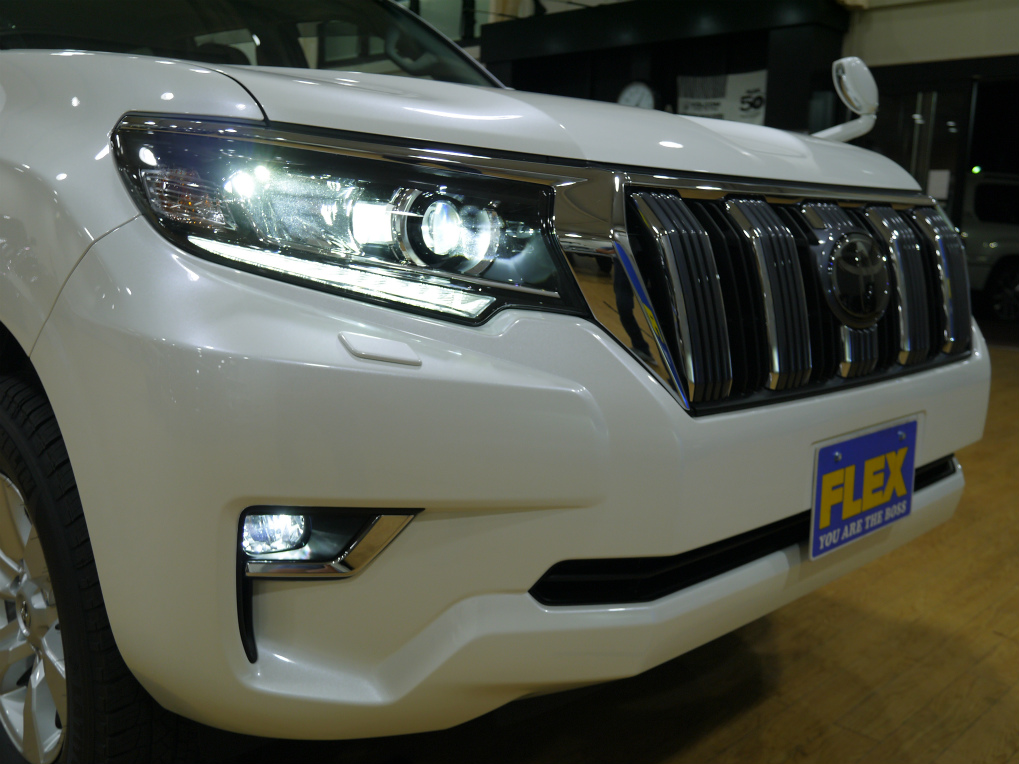 ＬＥＤヘッドライト！キリっとした目が新型の特徴ですよね！