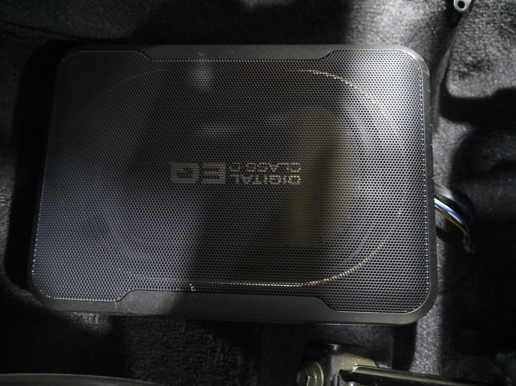 新品にて低音を奏でるサブウーハーを取付致しました！