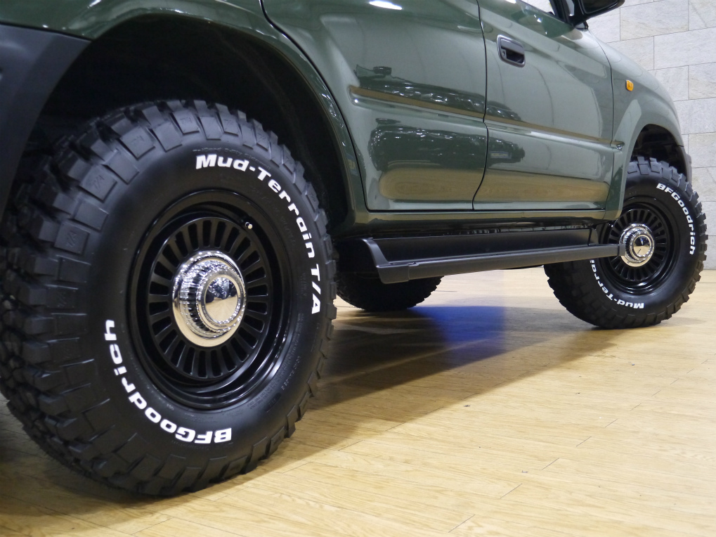 サイドステップが装備されておりますので、車の乗り降りも楽々ですよ♪