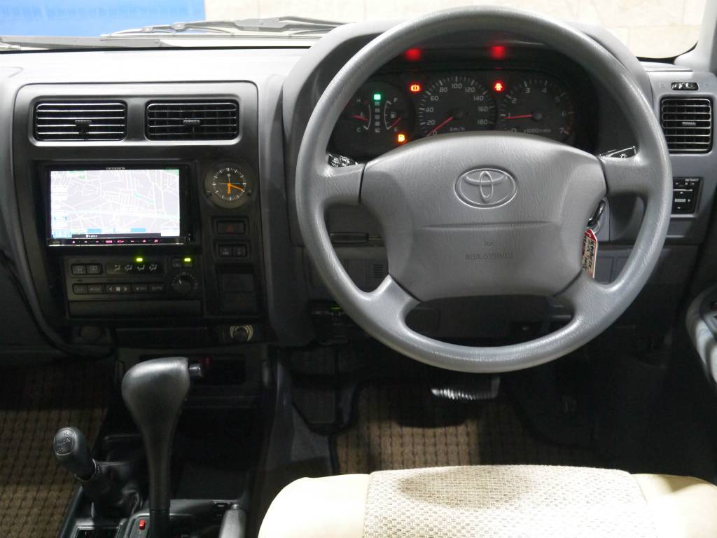 ウッドコンビハンドルなどの内装カスタムもお任せ下さい！ハンドリングもしやすく、運転も楽々です♪