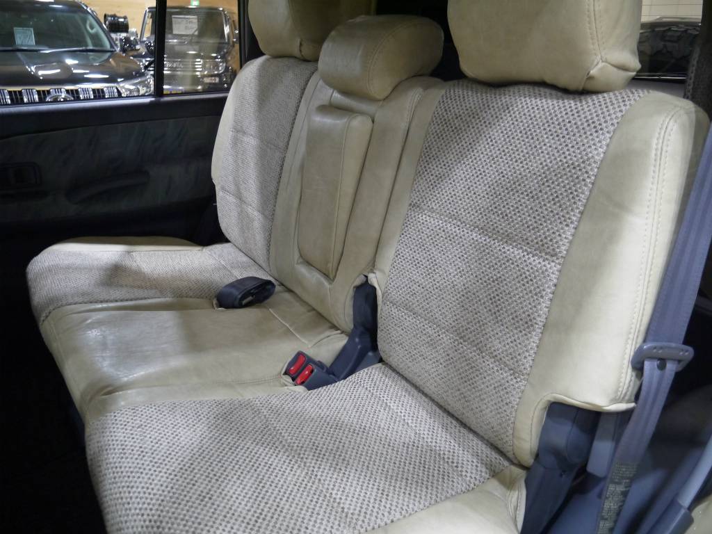 ２ｎｄシートは折り畳みも可能ですので、必要に応じて荷室を広々と使用する事ができます！