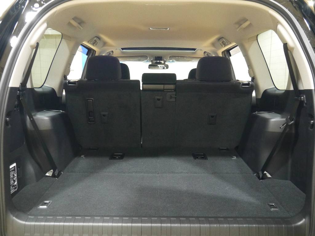 ３列目シートを折り畳むと荷室はとっても広々としておりますので、たくさん荷物を積む事が出来ますよ★