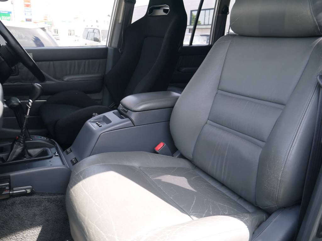 運転席はレカロシート！