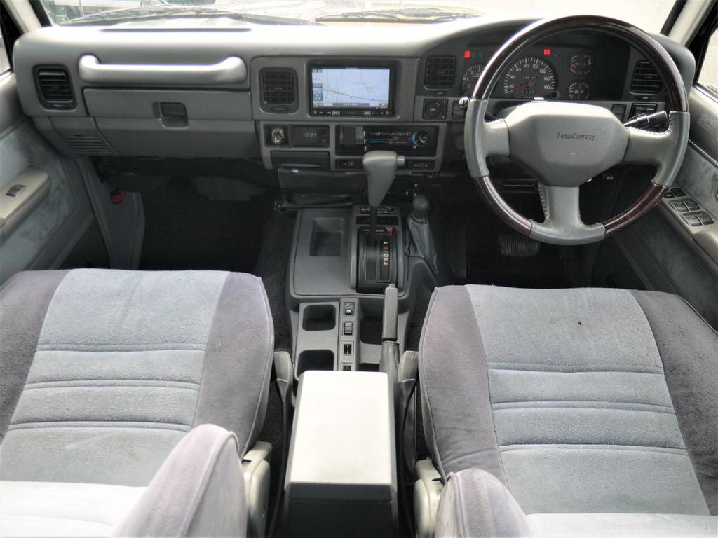 内装はとってもシンプルですが、使いやすく運転もしやすいです！