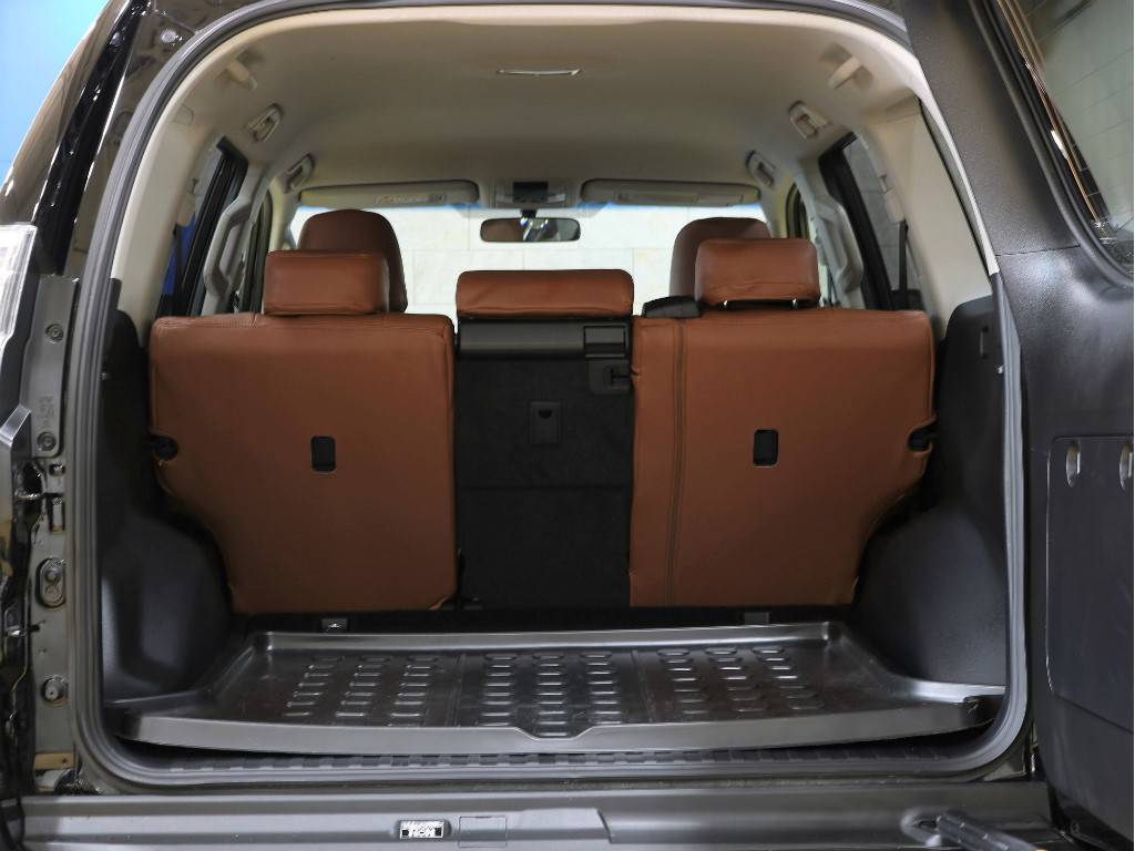 ５人乗りですので、荷室はとっても広々としております！