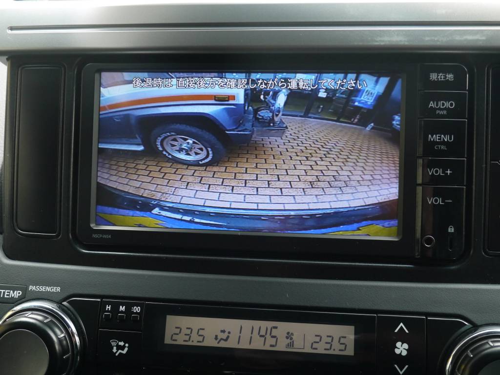 バックカメラが装備されておりますので、車庫入れも安心です！
