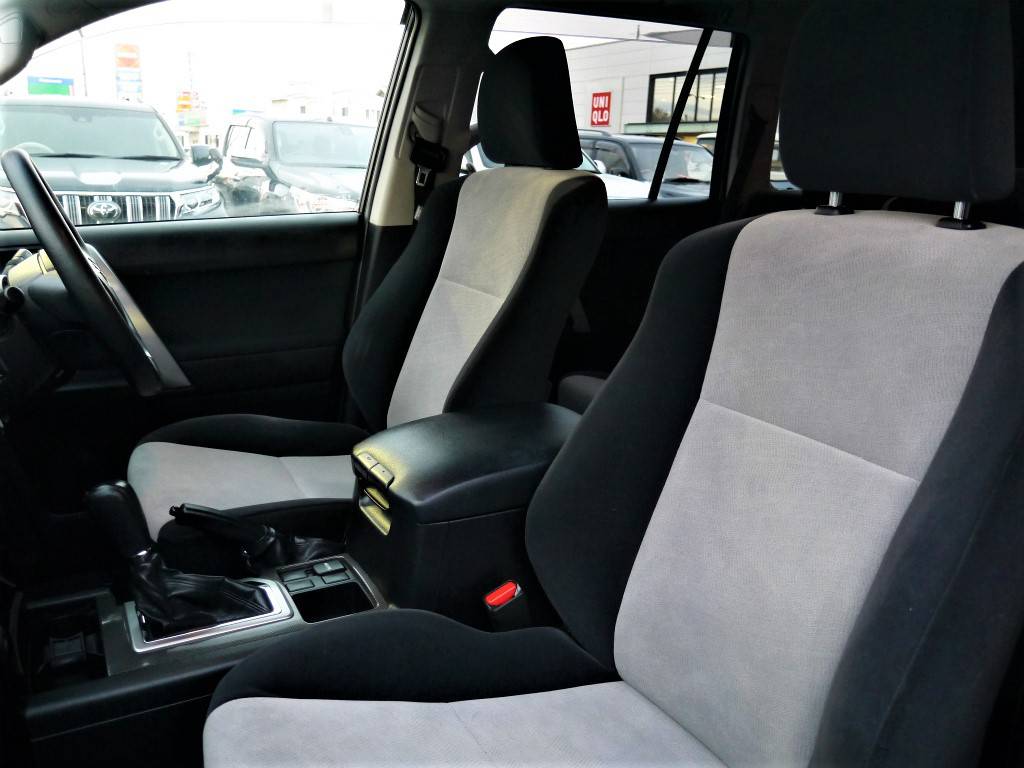 シートは大人がゆったりと座れて、長時間運転でも体の疲れが違います！！