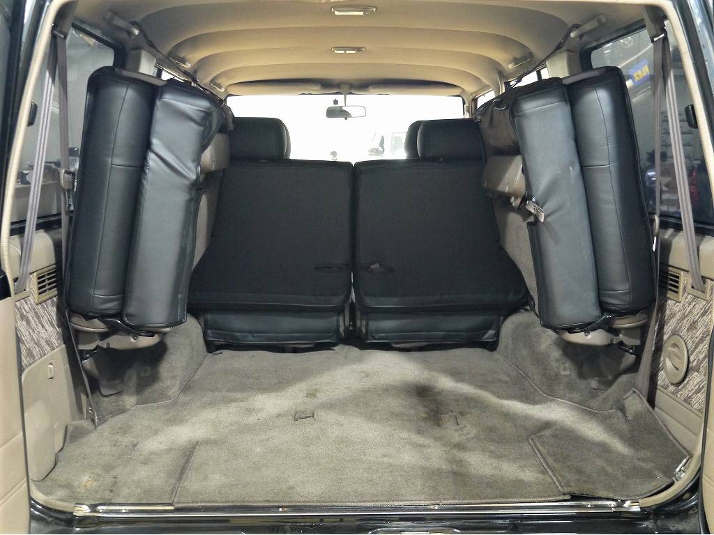 荷室は十分なスペースがありますが、２ｎｄシートを跳ね上げる事で更に広くなります！キャンプや遠出、車中泊など、有効活用できそうです♪