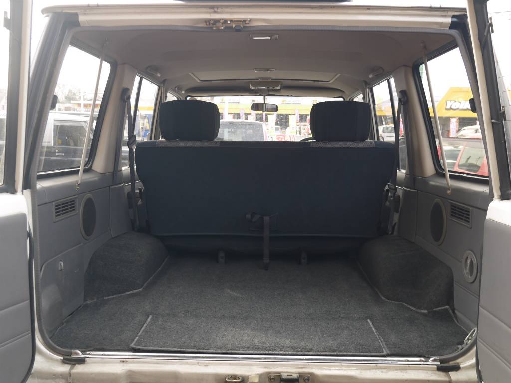 荷室は十分な広さがあります！荷物が増えたときは２ｎｄシートを跳ね上げる事で更にスペースを作る事が出来ますね♪