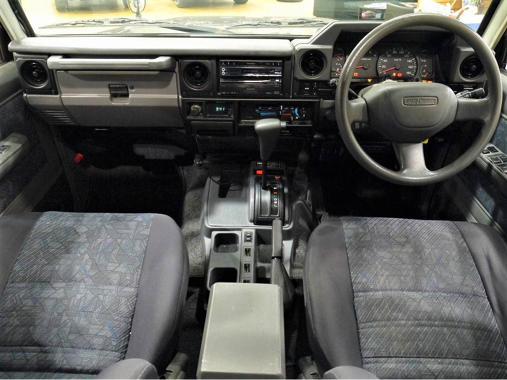 狭いイメージもあると思いますが、窮屈間も感じず運転のしやすい車です！