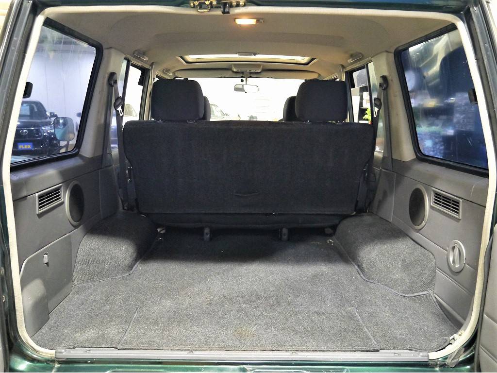 荷室は大変広々としておりますので、たくさん荷物を積むこともできます！キャンプやアウトドアにお出かけしたくなりますね！