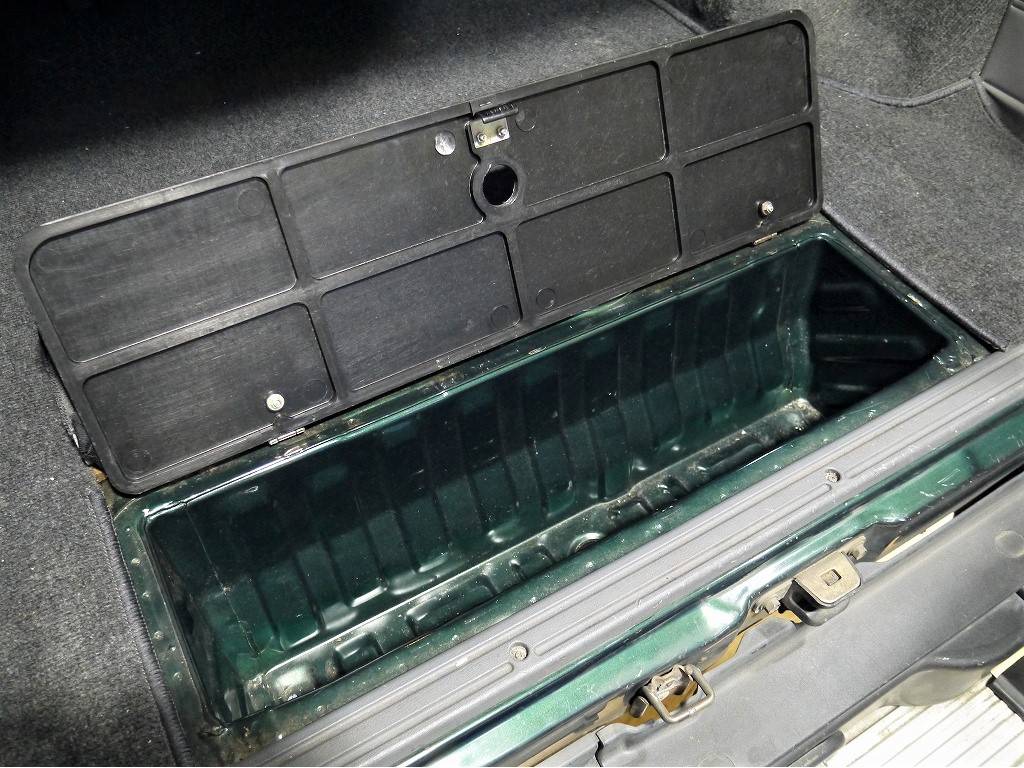 荷室にはこんな隠しポケットが！ちょっとした物を収納しておくにはとっても便利ですね！