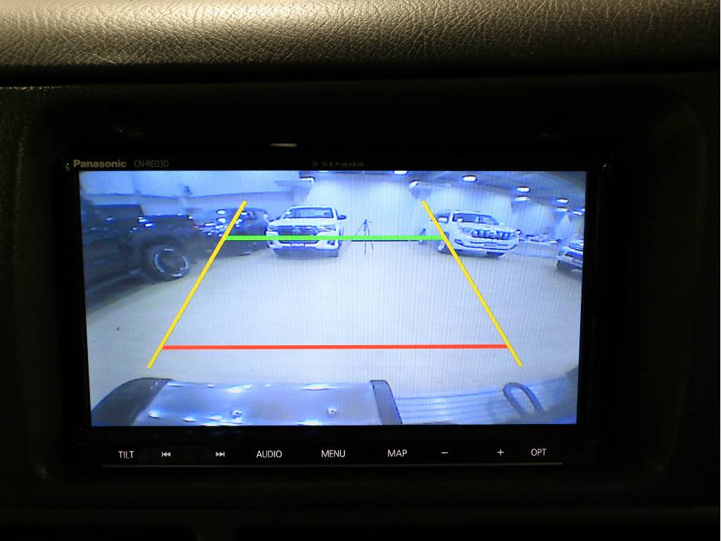 バックカメラが連動しておりますので、車庫入れも楽々です♪