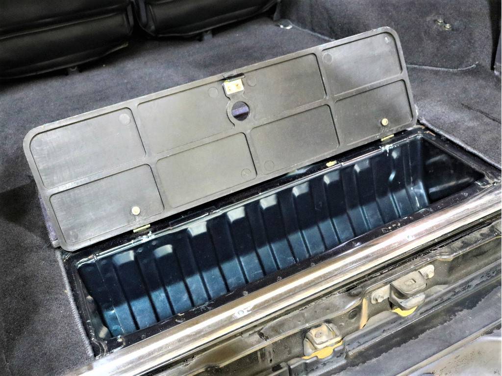 荷室には隠し扉が！すぐに使わない荷物はこちらへ入れておくのも良いですね！