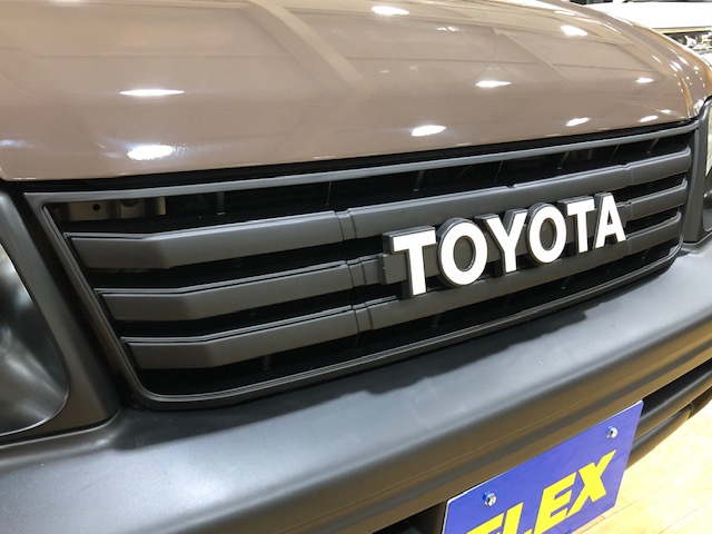 ワンオフTOYOTAグリルも取付済み♪