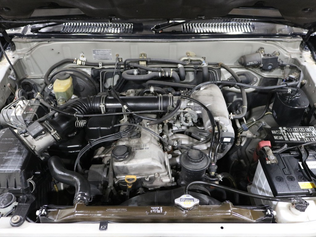 経済的な2700ccのエンジン！タイミングチェーン式ですので、10万キロごとの交換も不要です！