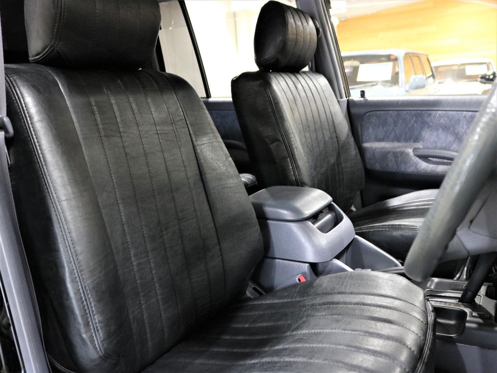 運転席は御覧のようになっております！シートカバーがとてもおしゃれです！