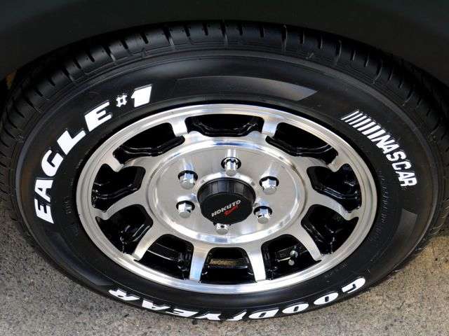 足元には北斗レーシング零式-Ｓ １６インチアルミにナスカー ホワイトレタータイヤをチョイス！！