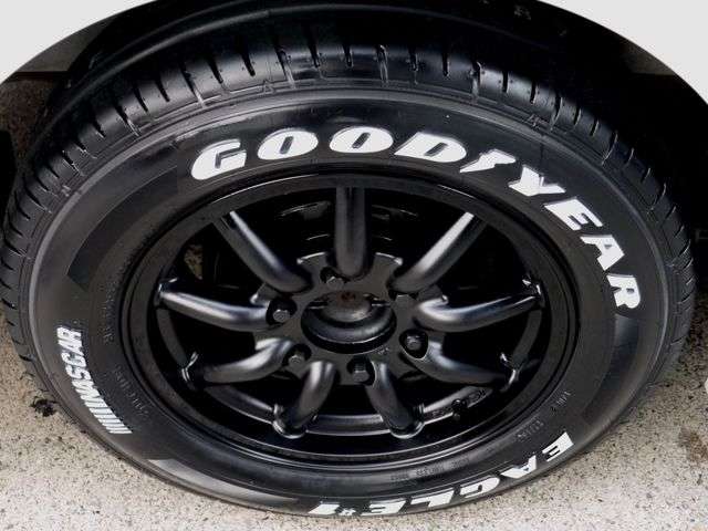 足元にはＭＣ-９ １６インチにナスカー ホワイトレタータイヤをチョイス！！