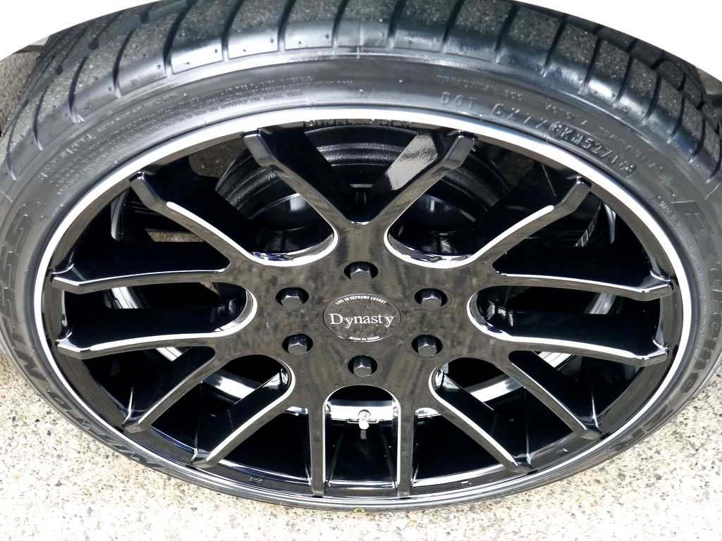 足元にはダイナスティー ヴェルベットＶ７ ２０インチをインストール！！