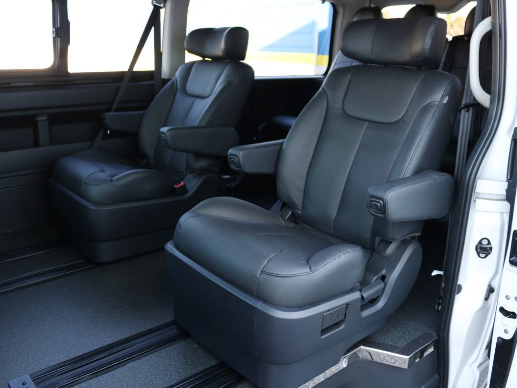 セカンドシートはスライドレール付きのキャプテンシート！