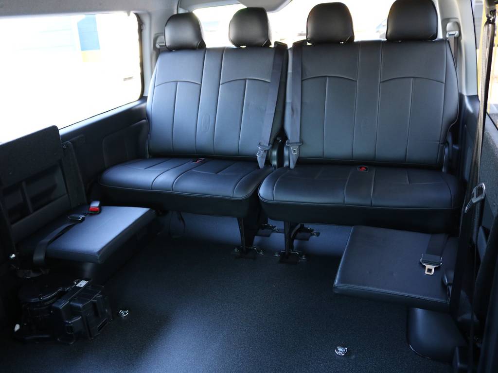 ３列目は横掛け跳ね上げ式シート、４列目は純正シート流用となります！