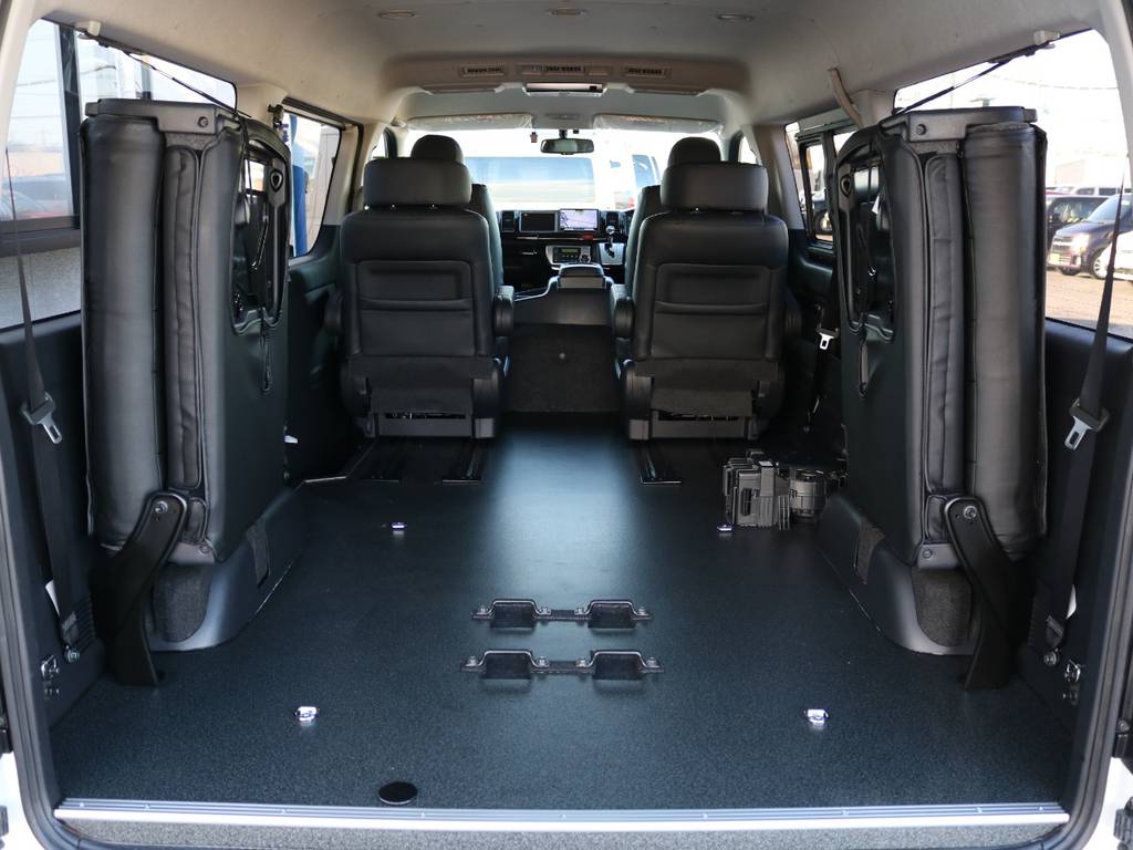 ４列目シートを跳ね上げれば広々フリースペースに！