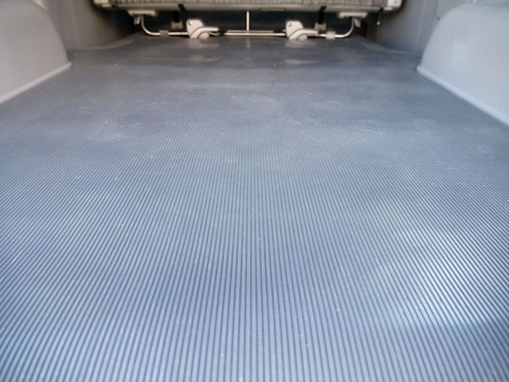 荷室にはマットが敷いてあるのでお掃除楽々です！！