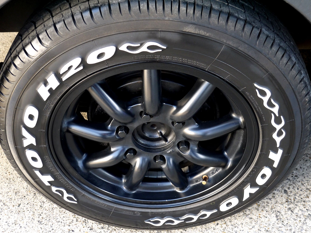 足元にはファブレスＭＣ９ １６インチにＴＯＹＯ Ｈ２０タイヤをセット！！