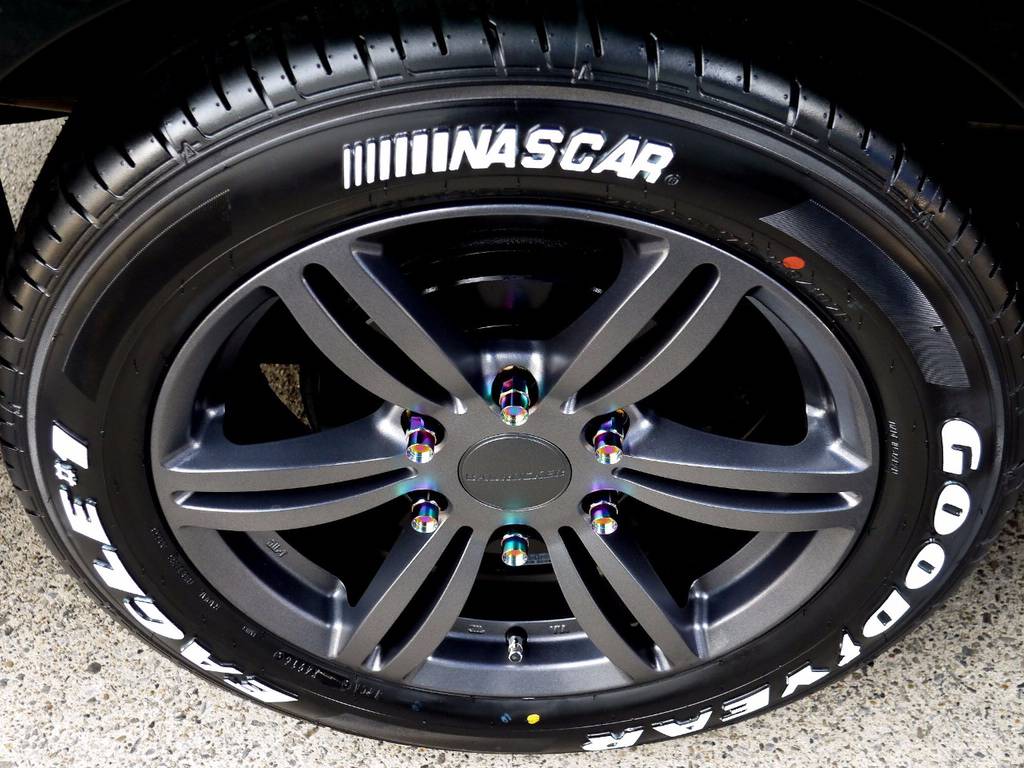 足元には４１５ＣＯＢＲＡ バットラッカーＤＴＭ１７インチに専用ナット＆ナスカータイヤをインストール！！