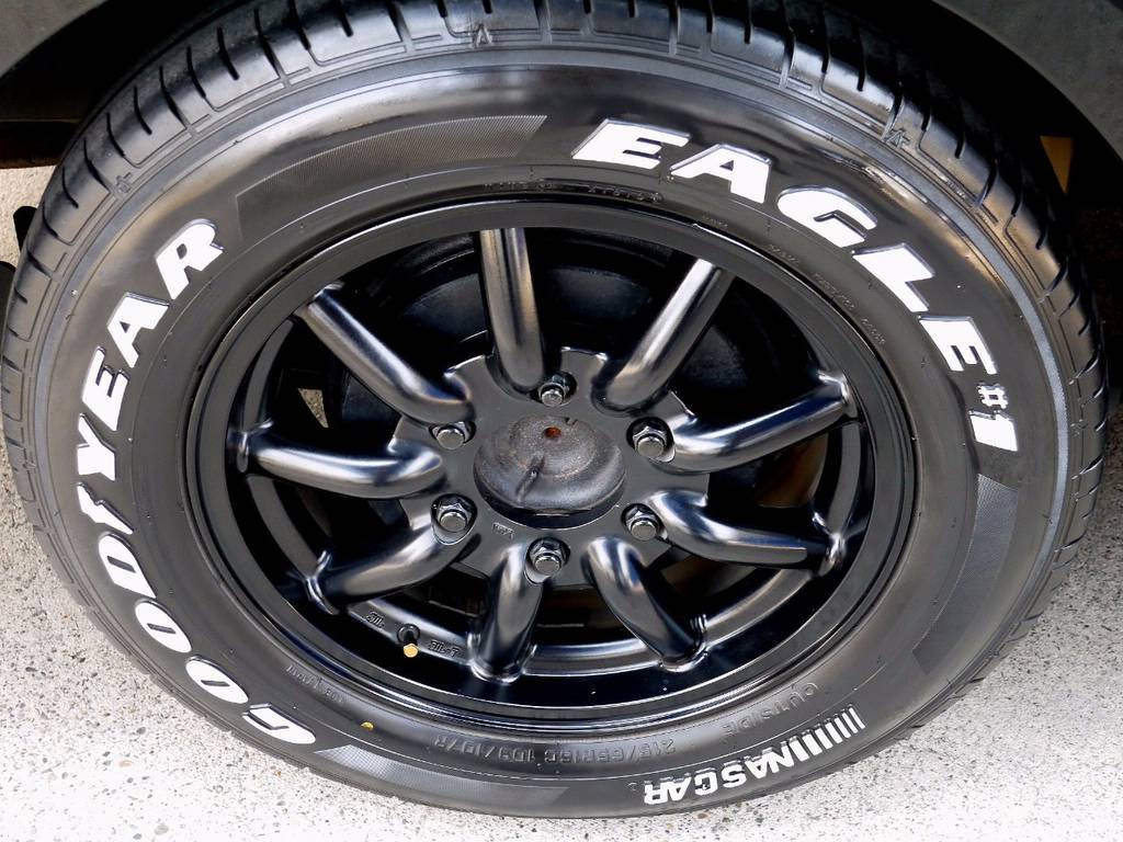 足元にはファブレス ＭＣ－９ １６インチアルミにナスカータイヤをセット！！